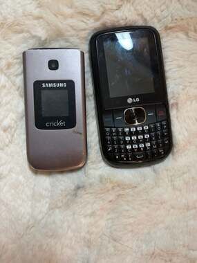 Bundle of 2 Vintage Cell Phones: Samsung Entro Flip Phone (Cricket) and LG QWERT
